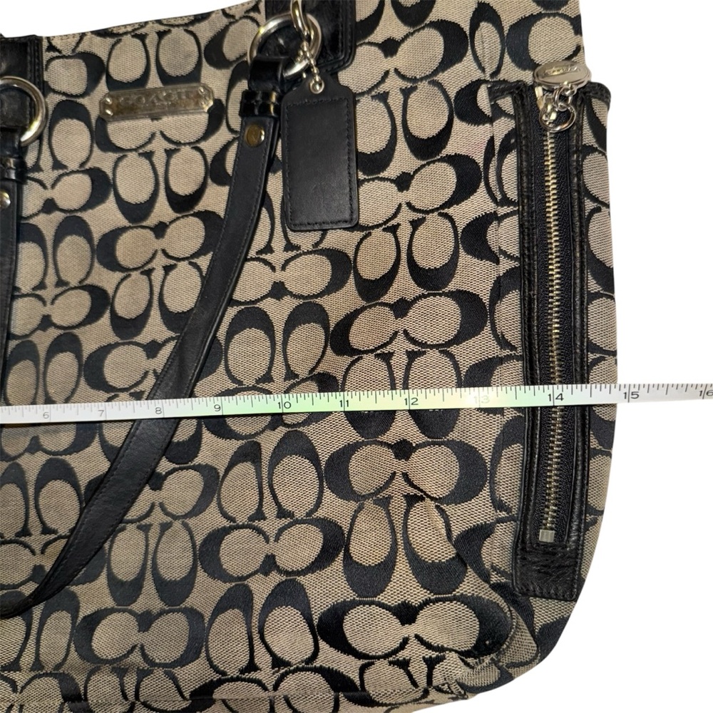 Beautiful Vintage Coach Black and Tan Shoulder Bag with Signature Logo Design - Picture 6 of 9